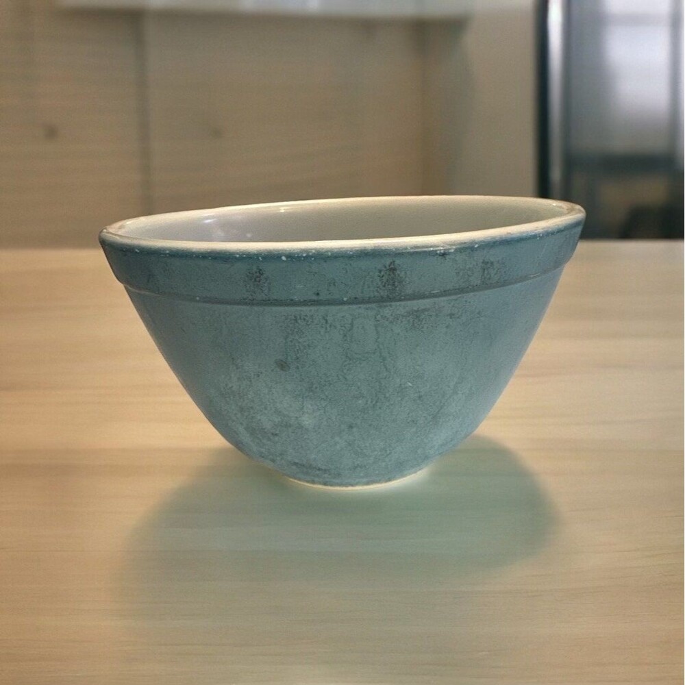 Vintage Pyrex #401 mixing bowl turquoise blue finish  Robins Egg Blue 1 1/2 pint
